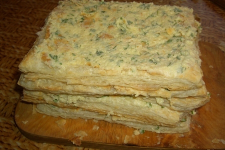 Закусочный пирог из слоеного теста с сыром и зеленью: шаг 6