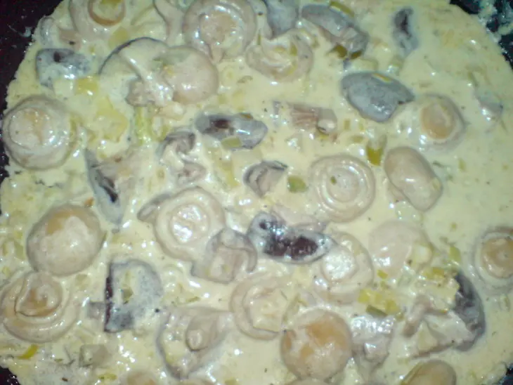 Цыплёнок по-домашнему,с маринованными грибами и сметаной: шаг 3