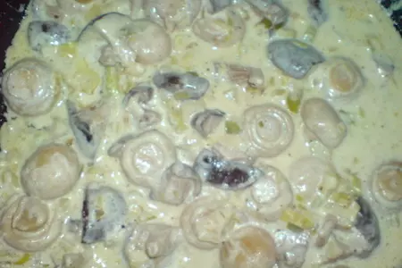 Цыплёнок по-домашнему,с маринованными грибами и сметаной: шаг 3