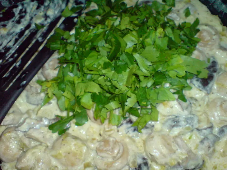 Цыплёнок по-домашнему,с маринованными грибами и сметаной: шаг 4