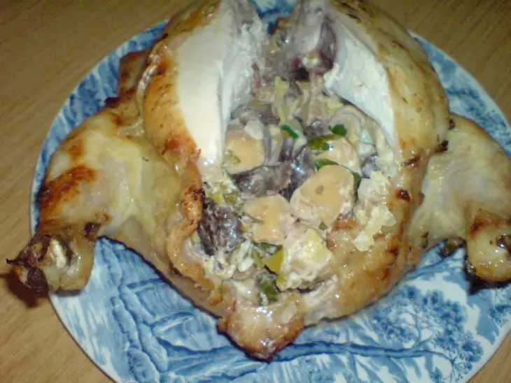Цыплёнок по-домашнему,с маринованными грибами и сметаной: шаг 9