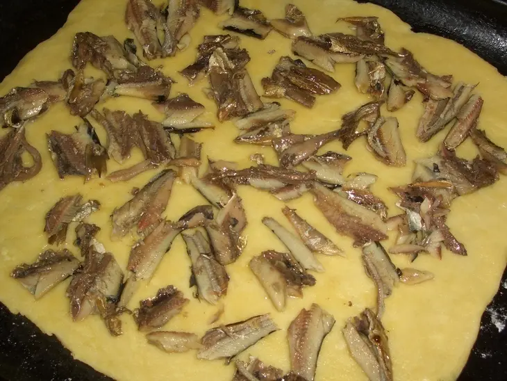 Пирог со шпротами, зеленым луком и сыром: шаг 4