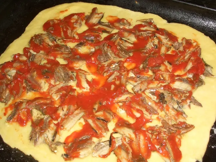 Пирог со шпротами, зеленым луком и сыром: шаг 5