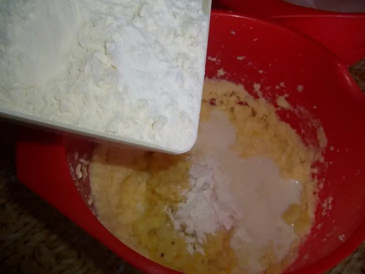 Лимонный кекс с черной смородиной: шаг 3