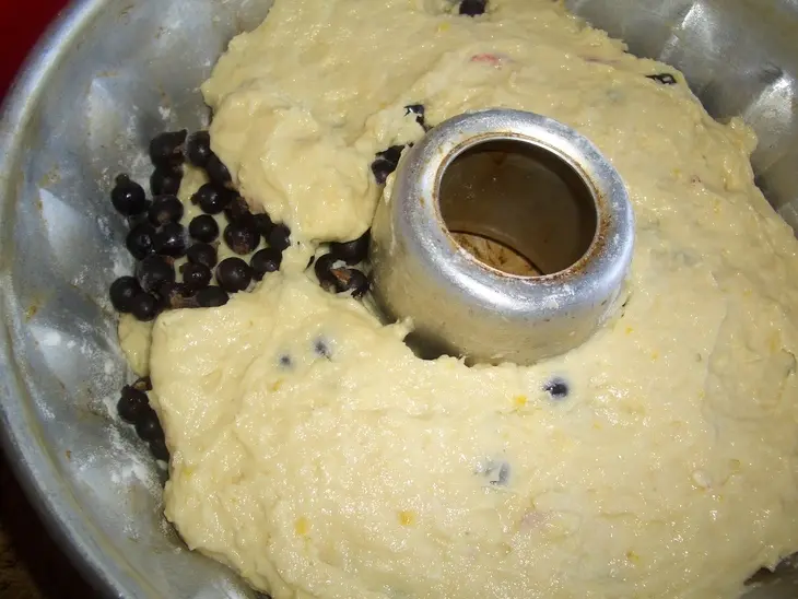 Лимонный кекс с черной смородиной: шаг 7