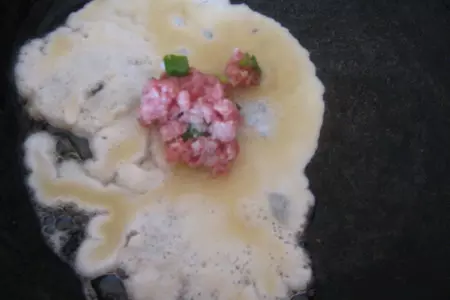Яичные вареники с двумя начинками.: шаг 2