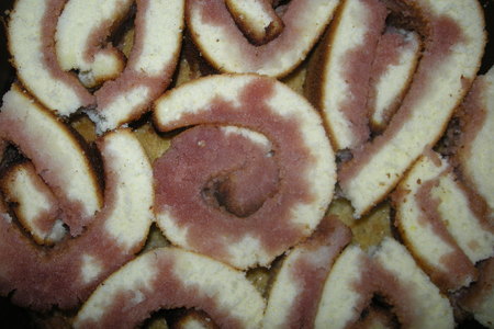 Торт из бисквитных рулетиков: шаг 5