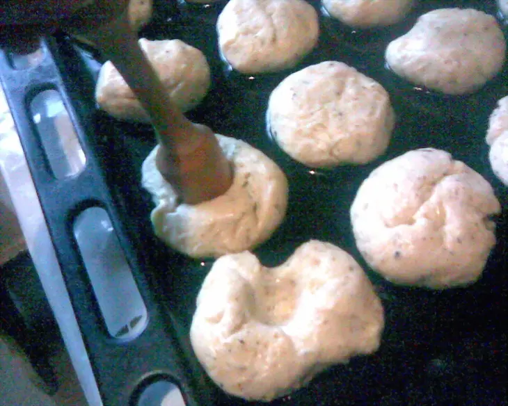 Сырные лепешки с яичным глазком и прованскими травами: шаг 6