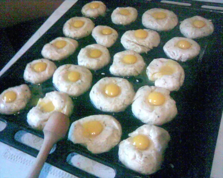 Сырные лепешки с яичным глазком и прованскими травами: шаг 7