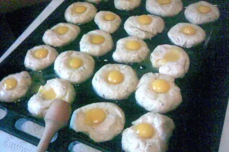 Сырные лепешки с яичным глазком и прованскими травами: шаг 7