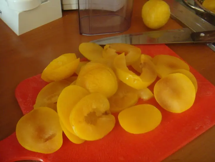 Ореховый пирог со сливами: шаг 2