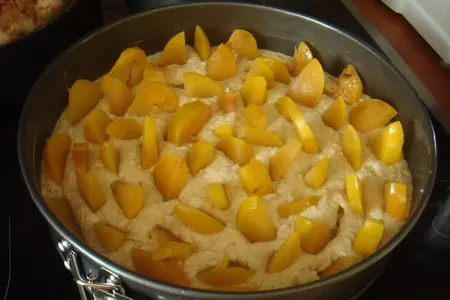 Ореховый пирог со сливами: шаг 3