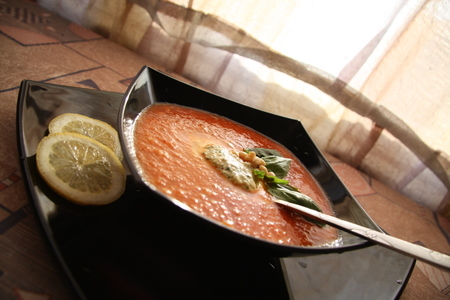 Суп-пюре "гусарский" с соусом из крабов и базилика.: шаг 1