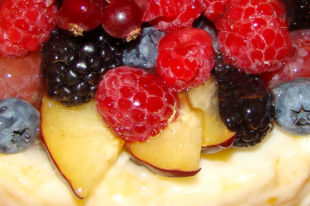 Бисквит со сливочно-бисквитным кремом и фруктами: шаг 15
