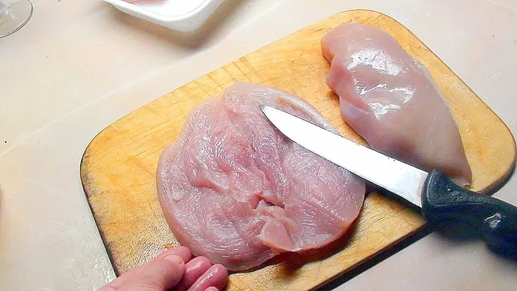 Рулетики из куриного филе с отварным яйцом и зеленью «с добрым утром, любимый!»: шаг 2