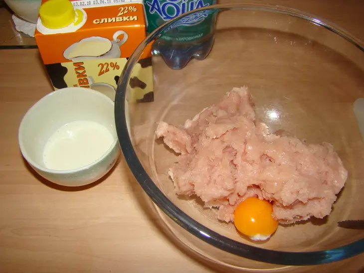 Нежные котлеты из индейки с кусочками: шаг 3