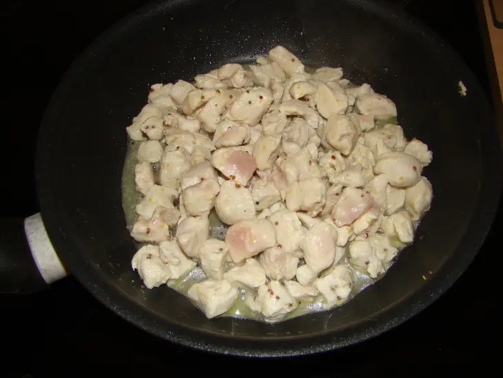 Нежные котлеты из индейки с кусочками: шаг 4