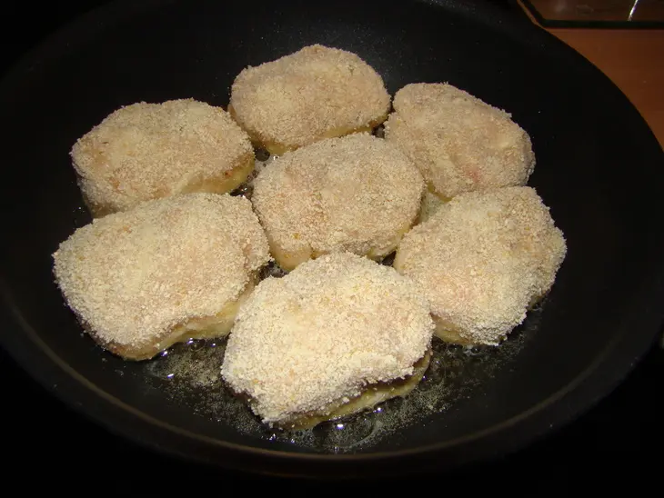 Нежные котлеты из индейки с кусочками: шаг 5