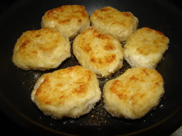 Нежные котлеты из индейки с кусочками: шаг 6