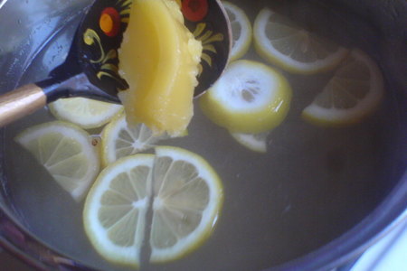 Лимонно-имбмрный напиток с белой смородиной: шаг 3