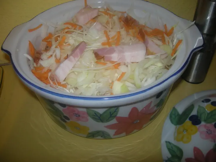 Капуста, запеченная с беконом в горшочке: шаг 2