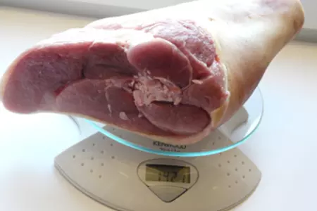 Рулет из рульки в маринаде из ткемали и горчицы: шаг 1