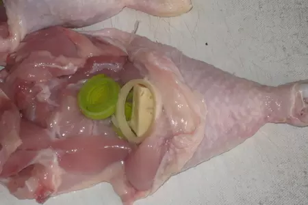 Куриные ножки,фаршированные сыром и луком-пореем.: шаг 3