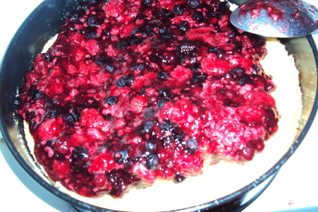 Торт с яичным ликером и ягодами: шаг 5