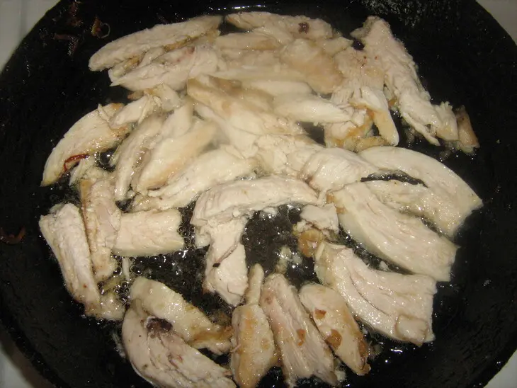 Салат с куриной грудкой и апельсинами: шаг 1