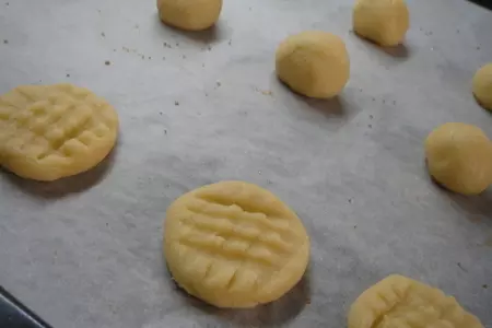 Печенье с джемом и миндальными лепестками: шаг 1