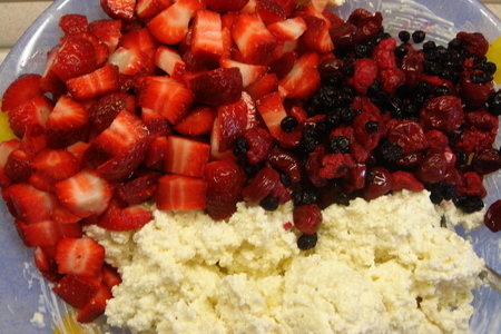 Бисквитный пирог с ягодами и кремом.: шаг 5