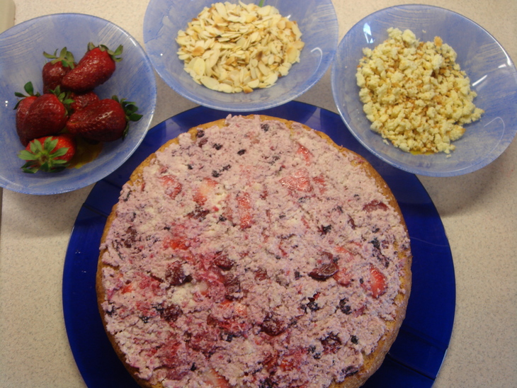 Бисквитный пирог с ягодами и кремом.: шаг 7