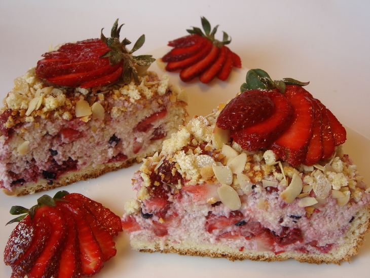 Бисквитный пирог с ягодами и кремом.: шаг 9