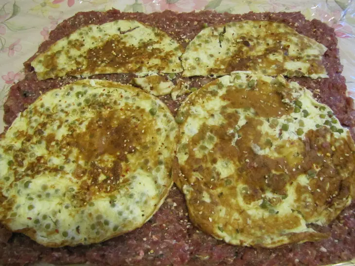 Рулет мясной с омлетом: шаг 2