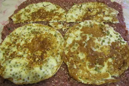 Рулет мясной с омлетом: шаг 2