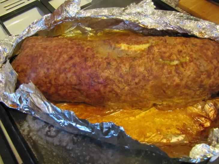 Рулет мясной с омлетом: шаг 4