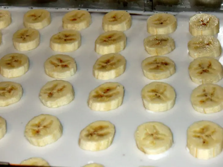 Шоколадный (печёный) чизкейк с кокосовым покрытием и бананами под шафрановым желе: шаг 3