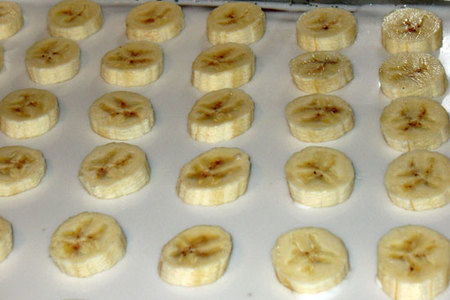 Шоколадный (печёный) чизкейк с кокосовым покрытием и бананами под шафрановым желе: шаг 3