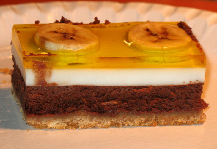 Шоколадный (печёный) чизкейк с кокосовым покрытием и бананами под шафрановым желе: шаг 8