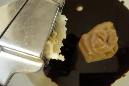 Салат с грудками, с двойным соусом: шаг 5