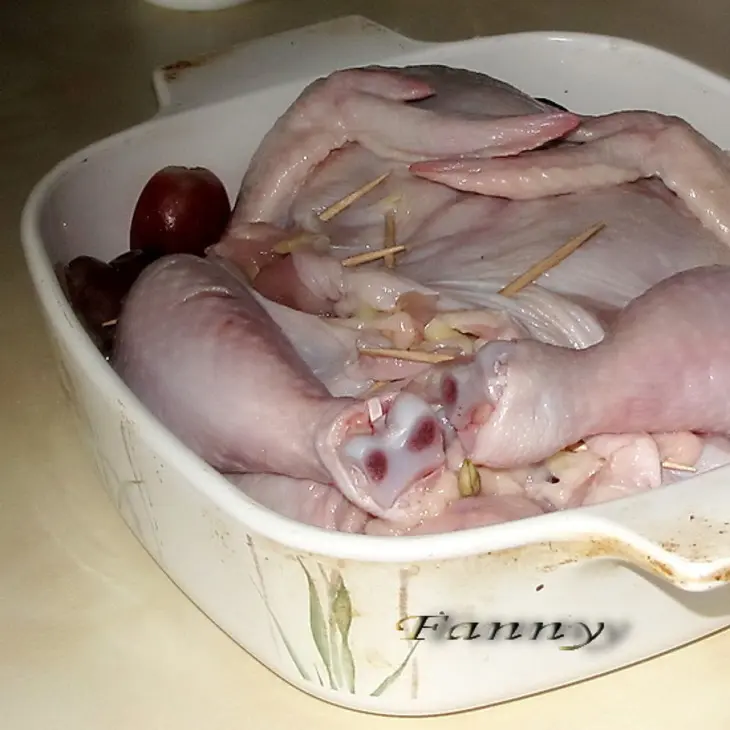 Цыпленок, без костей, фаршированный виноградом и сыром: шаг 4