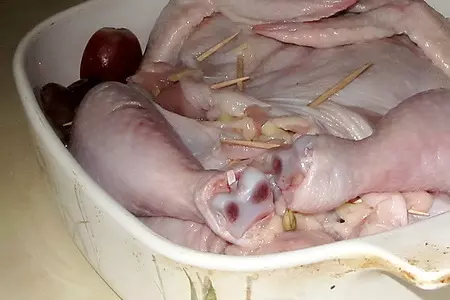 Цыпленок, без костей, фаршированный виноградом и сыром: шаг 4