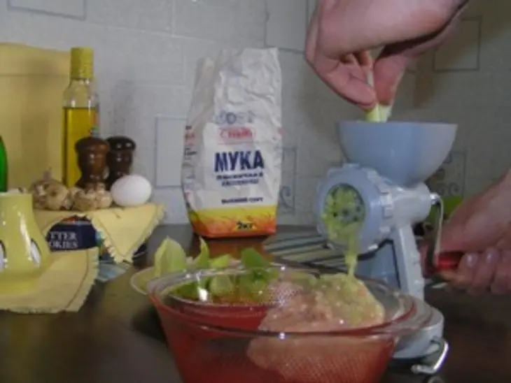 Нежные равиоли с курицей и сельдереем: шаг 4