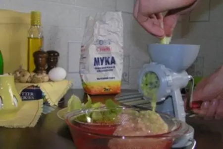 Нежные равиоли с курицей и сельдереем: шаг 4
