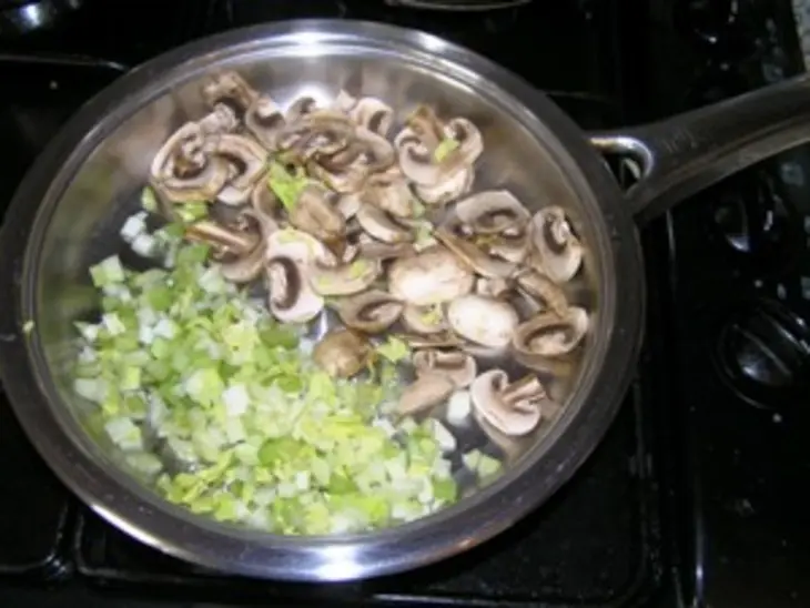 Нежные равиоли с курицей и сельдереем: шаг 11