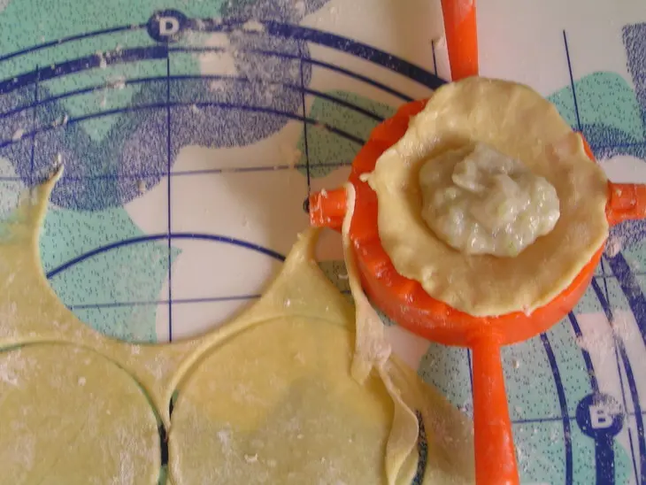 Нежные равиоли с курицей и сельдереем: шаг 15