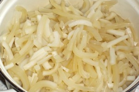 Салат с кальмарами в рисовых корзиночках: шаг 4