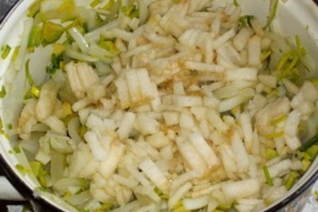Салат с кальмарами в рисовых корзиночках: шаг 7