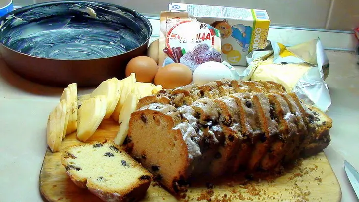 Пирог из кекса (с яблоками, корицей и молочной заливкой): шаг 1