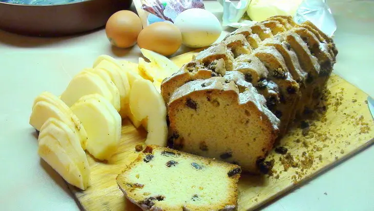 Пирог из кекса (с яблоками, корицей и молочной заливкой): шаг 2